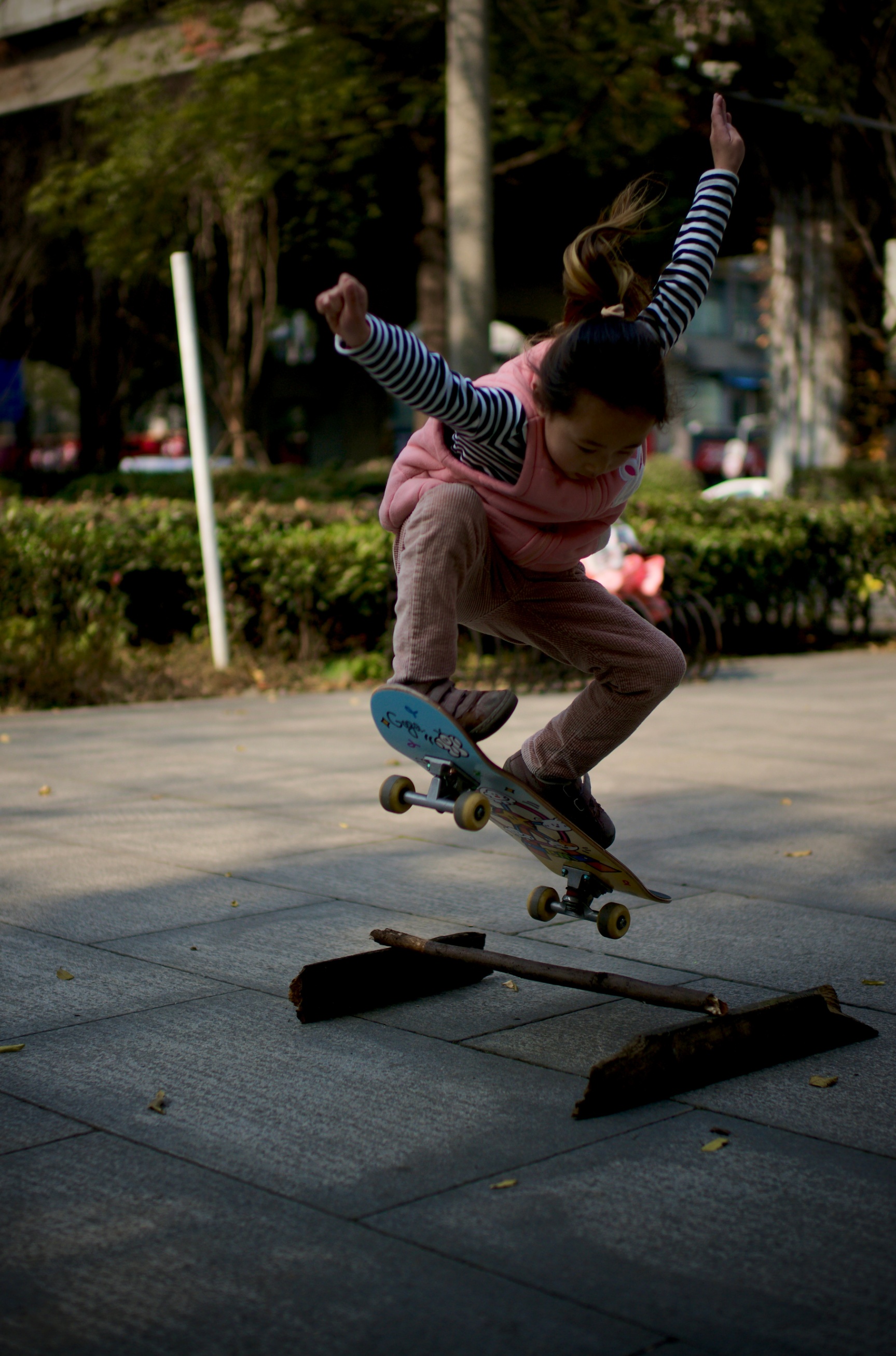 街拍遇见个很厉害的小朋友练 ollie